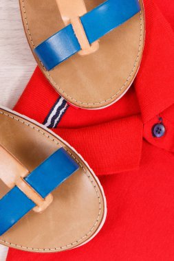 Kadınca deri sandalet ve kırmızı gömlek, kadın için casual giyim kavramı