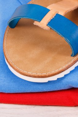 Kadınlar için şık ve rahat deri sandaletler ve pamuklu gömlekler.