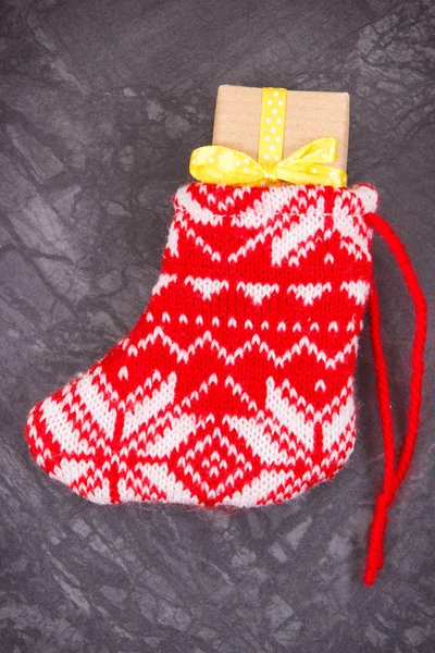 Δώρα Τυλιγμένα Κορδέλες Για Χριστούγεννα Εορταστική Κόκκινη Μάλλινη Κάλτσα — Φωτογραφία Αρχείου