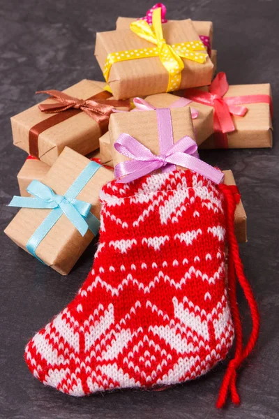 Cadeaux Enveloppés Avec Des Rubans Pour Noël Chaussette Laine Rouge — Photo