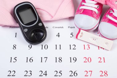 Hamilelik testi pozitif sonuç, şekeri ölçüm cihazı ve yeni doğan, chcecking şeker düzeyi hamile kavram için giyim