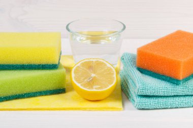 Renkli aksesuarları olan doğal ve zehirsiz deterjanlar farklı yüzeyleri temizlemek için kullanılıyor. Ev işleri konsepti.