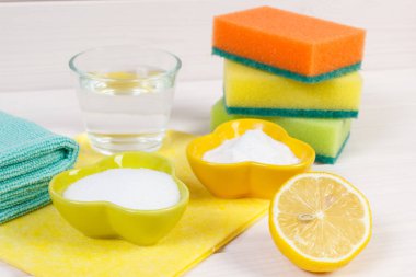 Doğal, çevre dostu deterjanlar ve eve, ev görev kavramı temizlik için renkli aksesuarlar