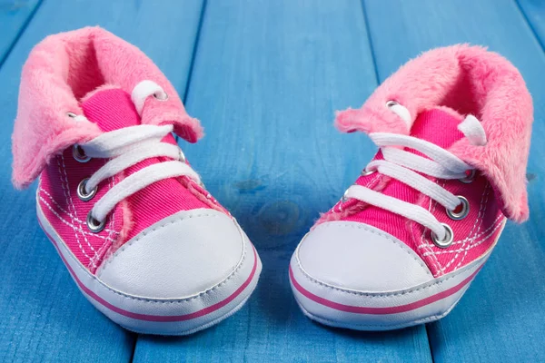 Coppia Scarpe Rosa Bambini Lavagne Blu Concetto Estensione Della Famiglia — Foto Stock