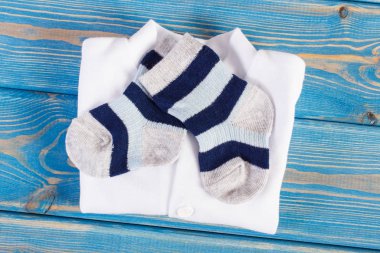 Küçük bebeğim için kıyafet, Aile uzanan ve için bekliyor çocuklar kavramı