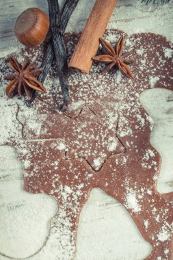 Hamur baharat ve gingerbread, Noel zaman kavramı pişirme için malzemeler ile Noel tatlılar için