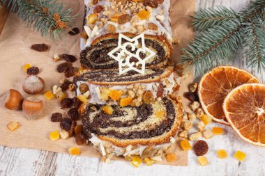 Rustik Yönetim Kurulu, tatlı ve geleneksel Lehçe haşhaş pasta kadar haddelenmiş dekorasyon Noel için pasta ve ladin dallarda haşhaş tohumu