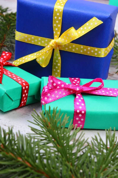 Verpakte Kleurrijke Cadeaus Voor Kerstmis Verjaardag Andere Viering Groene Sparren — Stockfoto