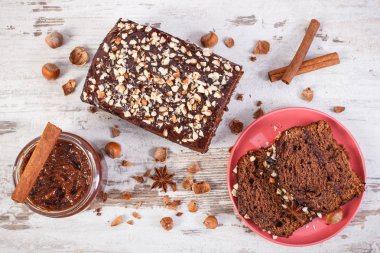 Taze zencefilli kurabiye ya da koyu kek kakao, çikolata ve erik reçeli, lezzetli tatlı ile