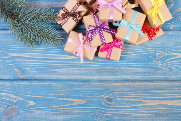 Τυλιγμένα Δώρα Πολύχρωμες Κορδέλες Για Χριστούγεννα Άλλες Γιορτή Και Πράσινο — Φωτογραφία Αρχείου