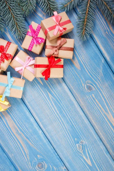 Τυλιγμένα Δώρα Πολύχρωμες Κορδέλες Για Χριστούγεννα Άλλες Γιορτή Και Πράσινο — Φωτογραφία Αρχείου