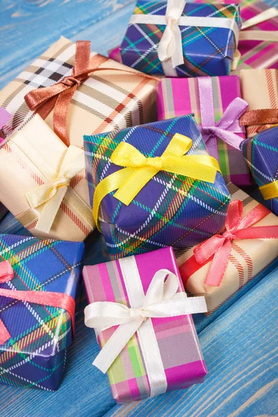 五颜六色的礼物与丝带为圣诞节 情人节 生日或其他庆祝说谎在老板材 — 图库照片