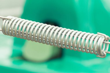 Yeşil sanayi veya tarım makineleri, detay ve hidrolik veya pnömatik aletleri, mühendislik ve teknoloji kavramı parçası çelik yay