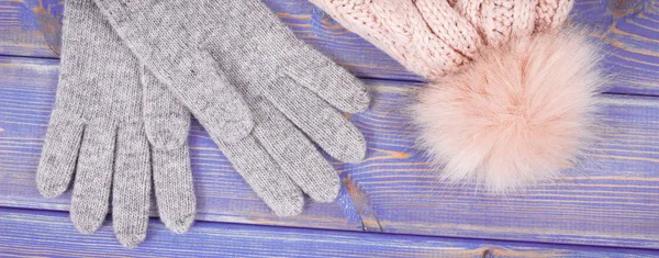 Шерстяные Перчатки Шапочка Женщины Старых Досках Женская Одежда Осень Зиму — стоковое фото