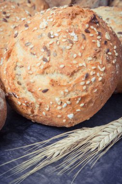 Rulo veya tahta kaşık ve çavdar başak tohumları ile ekmek. Vintage Fotoğraf