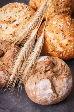 Taze kepekli ekmek, tohumlar ve çavdar ya da buğday taneleri.