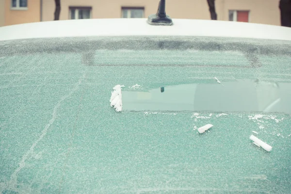 Buz Kar Araba Penceresinde Ulaşım Kış Sorunları Kavramı — Stok fotoğraf
