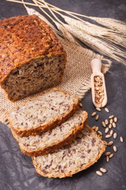 Kahvaltı için taze kepekli ekmek ve çavdar ya da buğday tanesi.