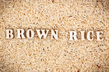 Arka plan, sağlıklı, gluten ücretsiz Gıda ve beslenme kavramı olarak yazıt ile kahverengi pirinç yığını