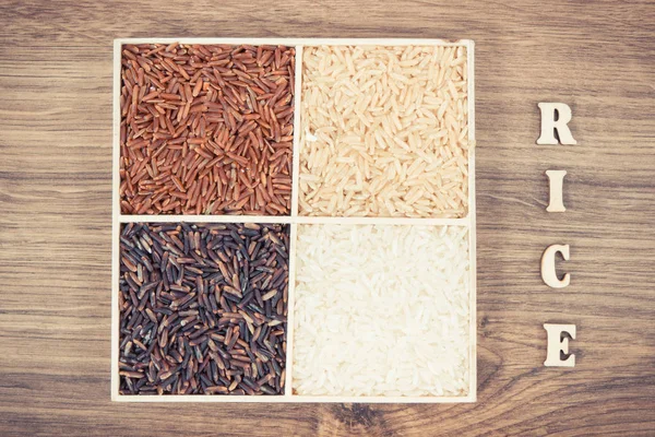 复古照片 褐色米 红米和黑米堆积如山 刻有乡村板 健康营养概念 — 图库照片