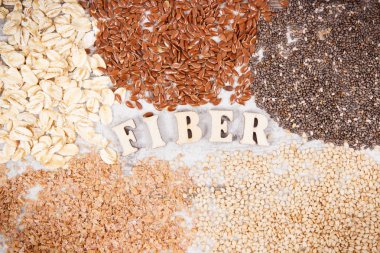 Kaynak vitaminler, beslenme lifleri ve doğal mineraller, sağlıklı yaşam tarzı ve beslenme konsepti olarak ürünler ve malzemeler