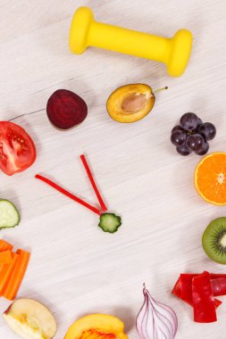 Meyve ve sebze saat ve halter fitness için yeni yıl kararları sağlıklı, sportif yaşam konseptinin süre şeklinde