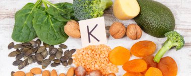 Taze meyve ve sebzeler vitamin K, diyet lifi ve mineraller, sağlıklı beslenme kavramı içeren