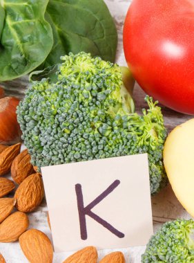 K vitamini, potasyum, diyet lifleri ve doğal mineraller içeren taze meyve ve sebzeler, sağlıklı beslenme konsepti