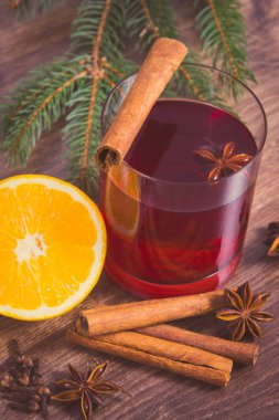 Noel veya baharat ve çam dalları ile kış akşam için mulled şarap