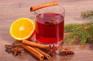 Noel ya da kış akşam, çam dalları ve baharat, tarçın anason taze portakal için mulled şarap