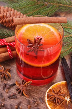 Noel veya baharat ve çam dalları ile kış akşam için mulled şarap