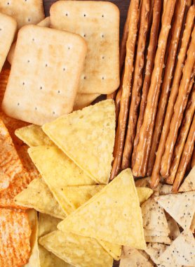 Yığını gevrek patates cips, breadsticks ve Çerezler, sağlıksız ve tuzlu yemek yeme kısıtlama kavramı
