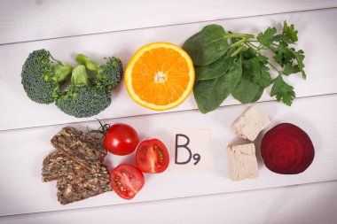 Kaynak olarak besleyici gıda B9 vitamini, beslenme lifleri, folik asit ve doğal mineraller, sağlıklı yaşam biçimleri kavramı