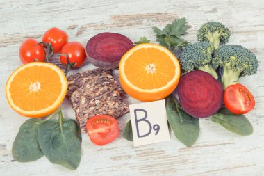 B9 vitamini içeren besleyici ürünler, doğal mineral ve folik asit kaynakları, sağlıklı beslenme konsepti