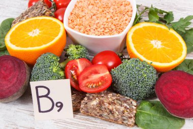 B9 vitamini içeren besleyici ürünler, doğal mineral ve folik asit kaynakları, sağlıklı beslenme kavramı