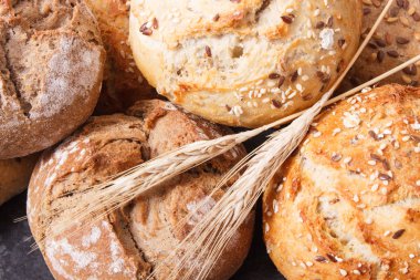 Taze gevrek kepekli rulo veya tohum ve çavdar başak ekmek