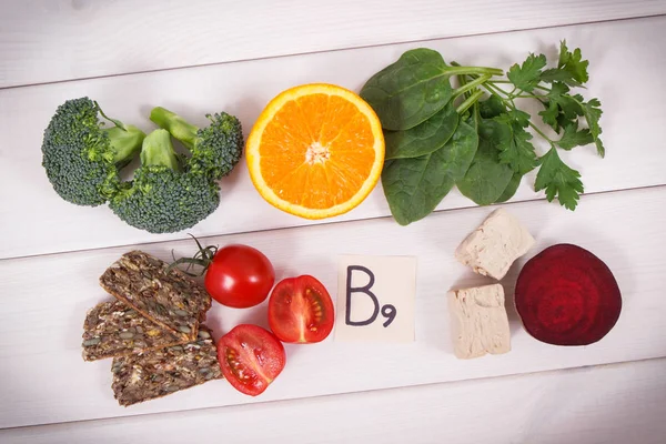 Kaynak olarak besleyici gıda B9 vitamini, beslenme lifleri, folik asit ve doğal mineraller, sağlıklı yaşam biçimleri kavramı