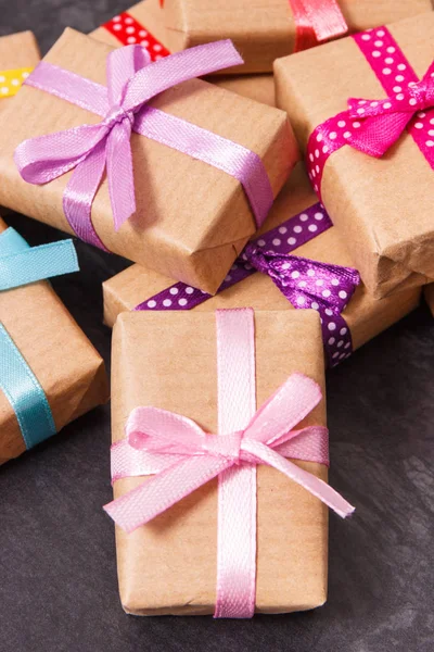 圣诞节 情人节或生日用丝带包裹的礼物 — 图库照片