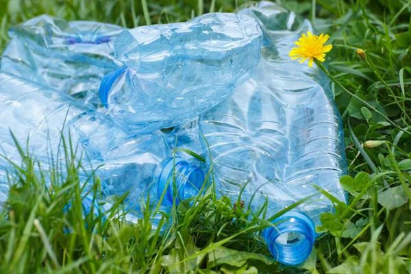 Bouteilles Plastique Broyées Eau Minérale Sur Herbe Dans Parc — Photo