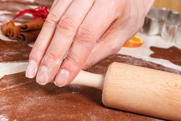 Mano Mujer Usando Rodillo Para Hornear Galletas Festivas Navidad Pan — Foto de Stock