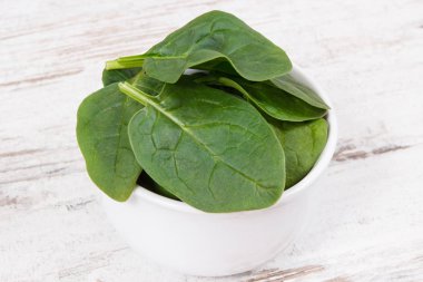 Doğal vitaminler ve mineraller, lif içeren taze yeşil ıspanak sağlıklı beslenme kavramı