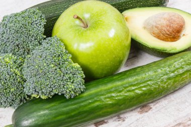 Taze yeşil meyve ve sebze lifleri, doğal vitaminler ve mineraller, sağlıklı beslenme kavramı