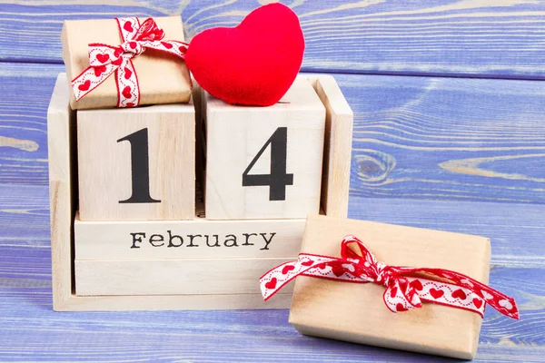 Fevereiro Calendário Cubo Presentes Embrulhados Com Fita Coração Vermelho Decoração — Fotografia de Stock