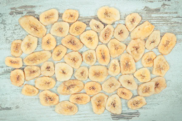 在乡村板上的干有机香蕉片堆 — 图库照片