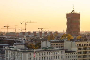 Poznan, Polonya - 12 Ekim 2018: Gün batımında kuleden ekonomik Akademi ve binalar veya görünüm Lehçe şehir Poznan, Greater Poland'deki / il ofisleri