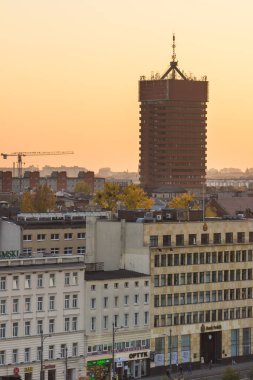 Poznan, Polonya - 12 Ekim 2018: Gün batımında görünümünden kule Ekonomi Üniversitesi ve iş ve diğer binalar veya Lehçe şehir Poznan, Greater Poland'deki / il ofisleri