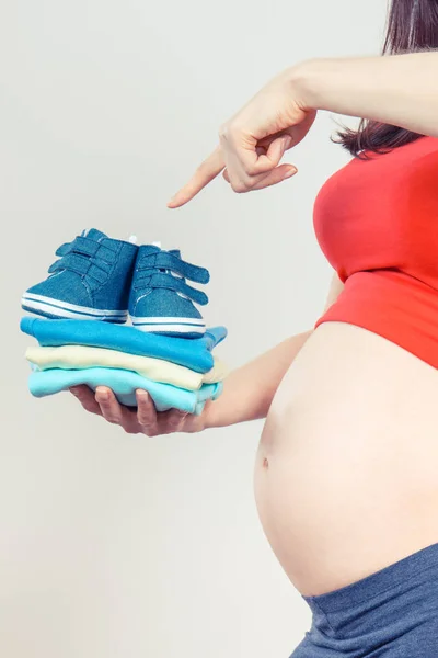 임신한 가족을 신생아에 기대의 개념에 의류를 보여주는 — 스톡 사진