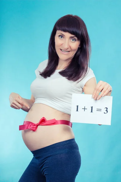 Glimlachend Zwangere Vrouw Roze Lint Haar Buik Begrip Tonen Familie — Stockfoto