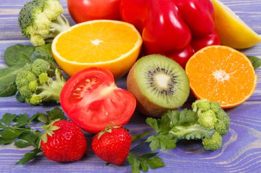 C vitamini, doğal mineraller ve beslenme lifleri içeren sağlıklı olgun meyve ve sebzeler, sağlıklı beslenme konsepti