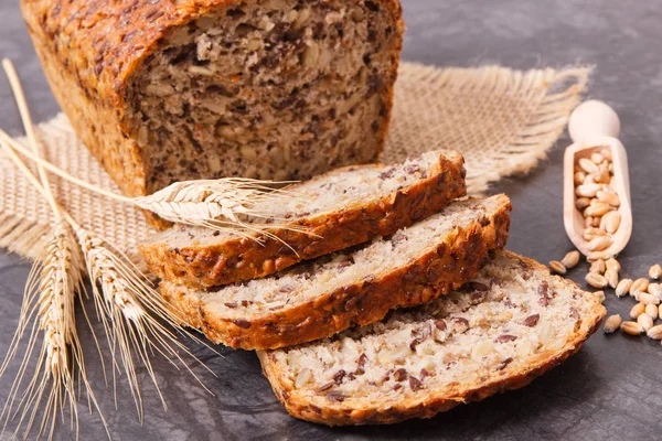 Hoja Pan Integral Recién Horneado Para Desayuno Espigas Centeno Trigo — Foto de Stock